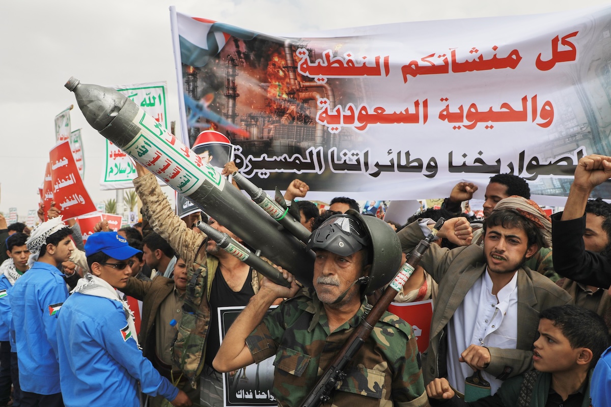 Lo Yemen ha accusato gli Houthi di avere attaccato una nave nello stretto di Bab el Mandeb, uccidendo almeno sei persone