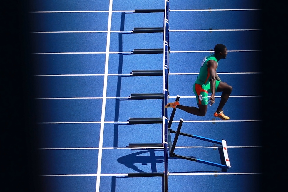 Il portoghese Edson Gomes fa cadere un ostacolo durante una batteria dei 110 metri ostacoli maschili agli Europei di atletica leggera (AP Photo/Morgan Harlow)
