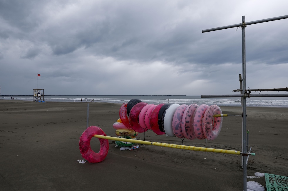 Alcuni gonfiabili su una spiaggia giapponese chiusa ai bagnanti a causa degli effetti della tempesta tropicale Chan-hom (Kota Endo/Kyodo News via AP)