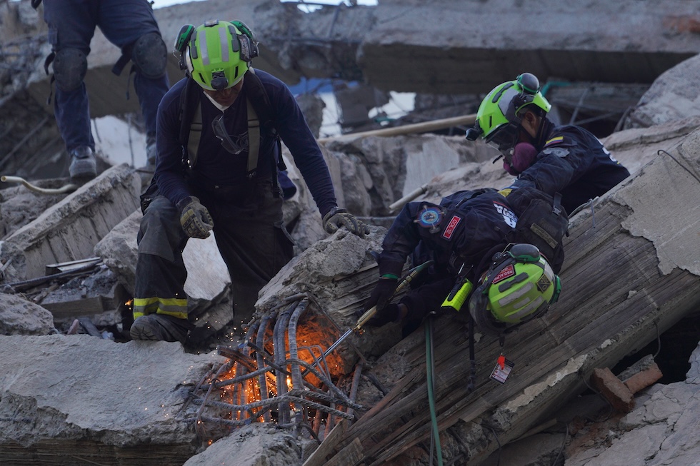 Soccorritori cercano persone intrappolate tra le macerie dopo il grave terremoto (AP Photo/Ivan Valencia)