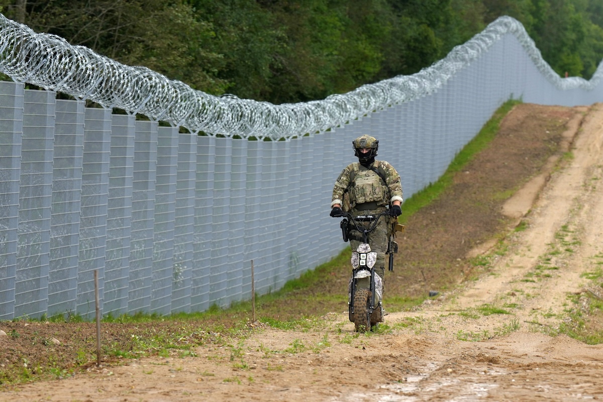Il tunnel usato dai migranti per entrare in Lettonia dalla Bielorussia