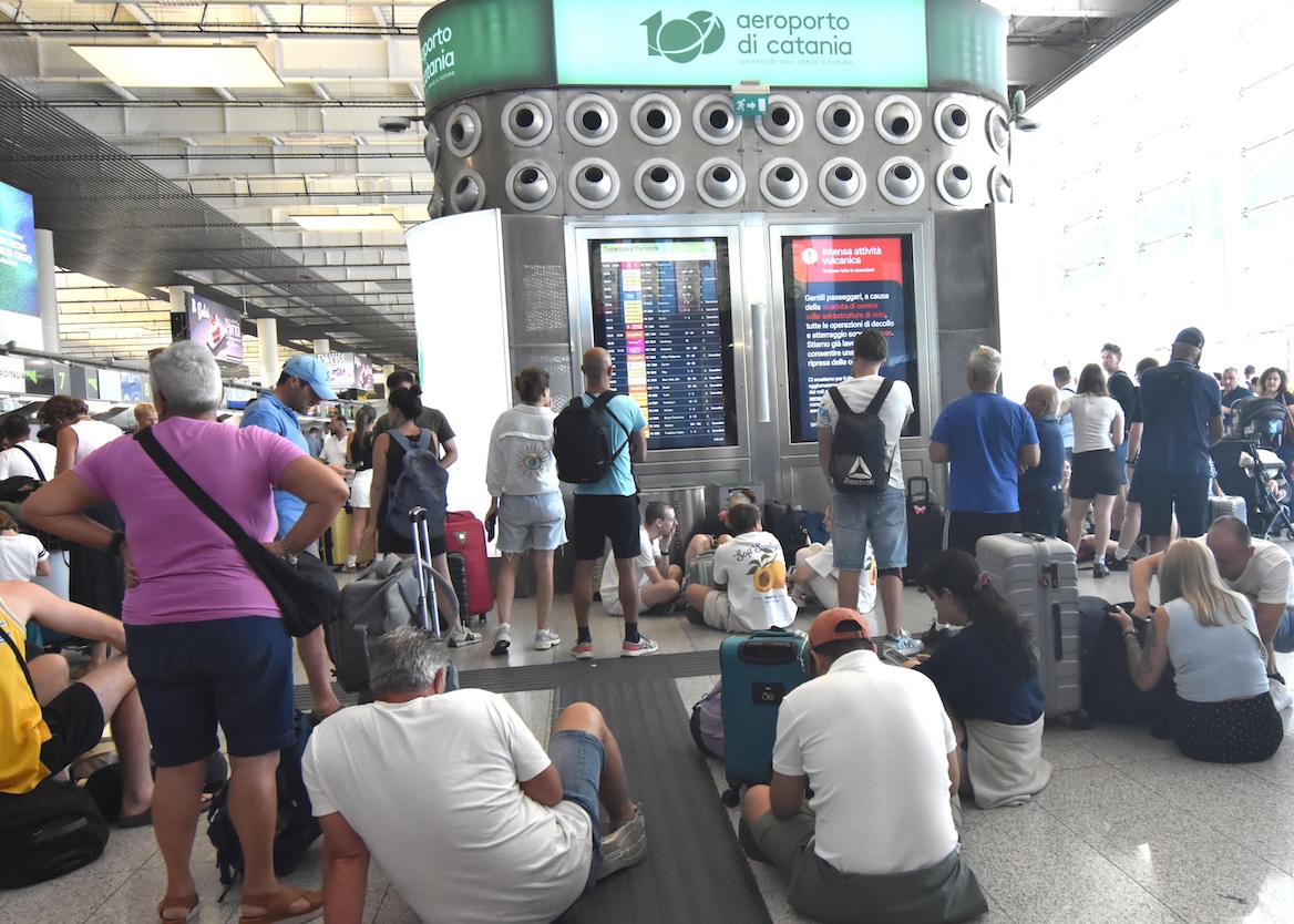 All’aeroporto di Catania i voli in arrivo e in partenza sono sospesi almeno fino alle 18 di mercoledì per l’eruzione dell’Etna