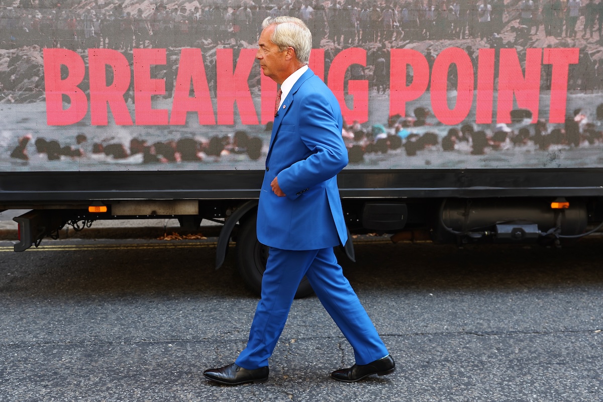 Nigel Farage a una conferenza stampa di Reform UK, il 3 agosto a Londra: lo slogan dietro di lui dice «punto di rottura»
