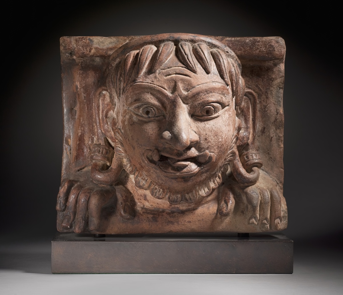 Una scultura in terracotta raffigurante Rahu