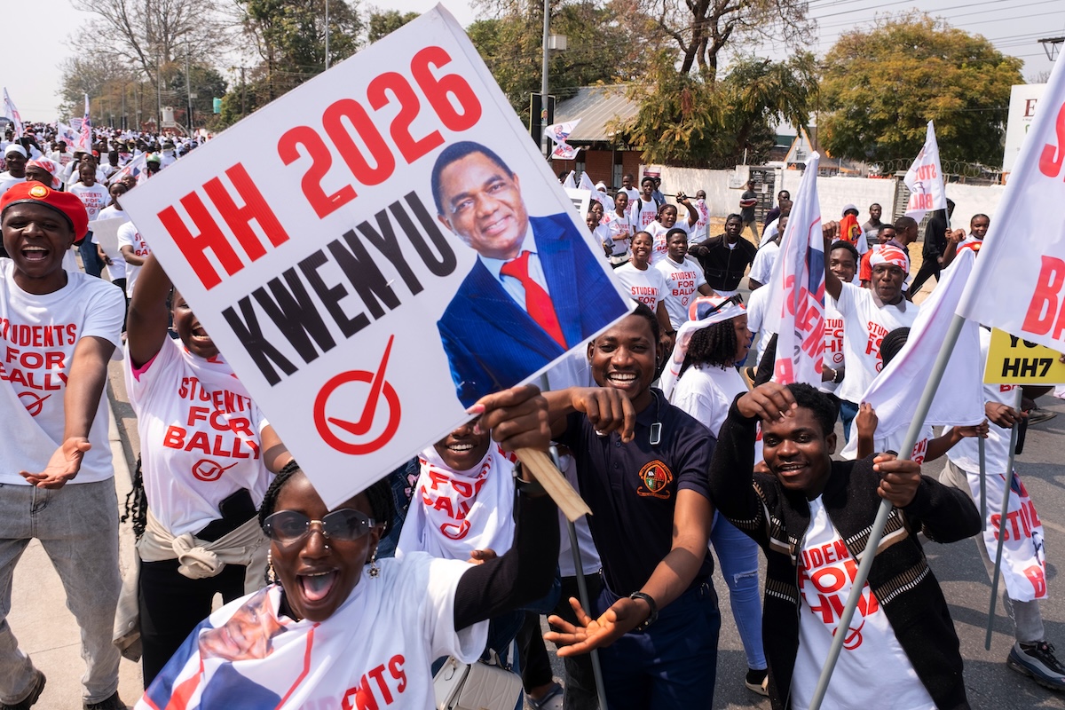 Alcuni sostenitori dell'UPND con un ritratto di Hakainde Hichilema, il 10 agosto (AP/Anita Reed)