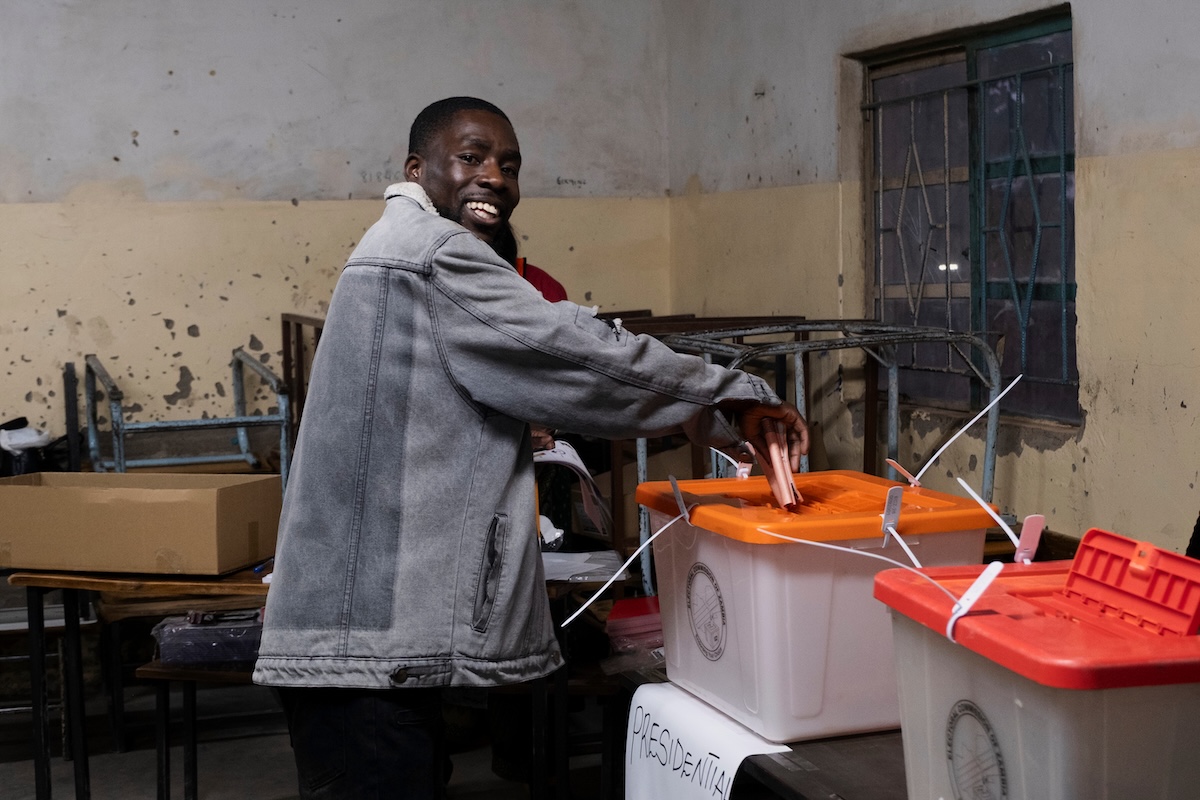 Un uomo vota a Lusaka, il 13 agosto 2026 (AP/Anita Reed)