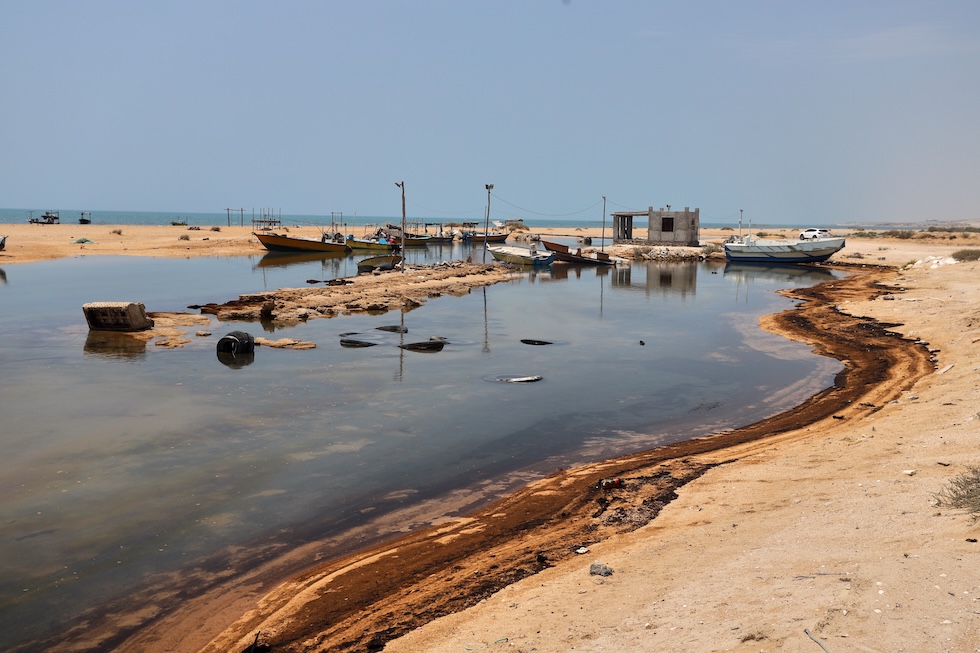 Residui di petrolio fuoriuscito lungo la costa, vicino ai pescherecci (Amirhosein Khorgooi/ISNA via AP)
