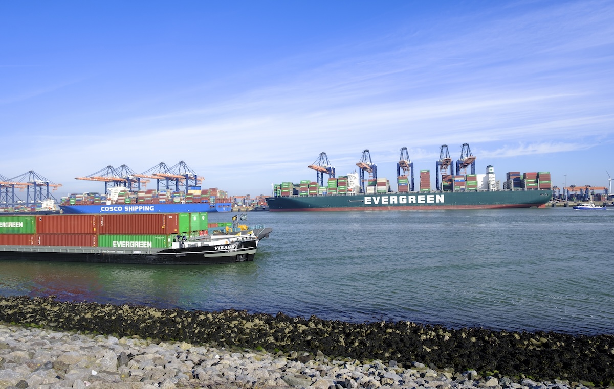 Una persona è morta a causa di un’esplosione nella zona industriale del porto di Rotterdam, nei Paesi Bassi