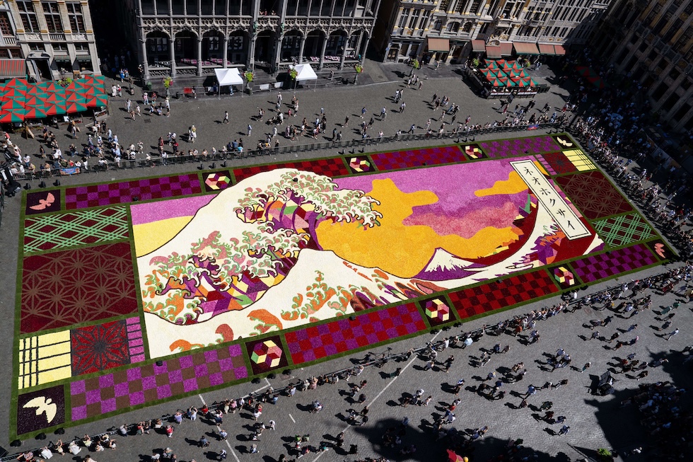 Una grande composizione di oltre 500.000 dalie per il Tappeto di Fiori, la grande installazione floreale che ricopre la Grand Place. Il tema di quest’anno si ispira alla Grande Onda di Kanagawa dell’artista giapponese Katsushika Hokusai (AP Photo/Marius Burgelman)
