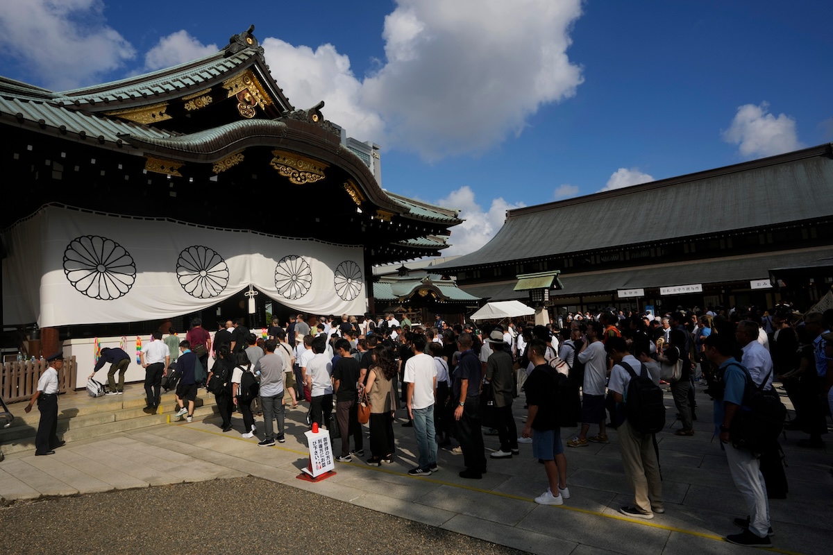 Il santuario di Tokyo dove si commemorano i soldati giapponesi morti in guerra ha vietato ai visitatori di travestirsi da militari