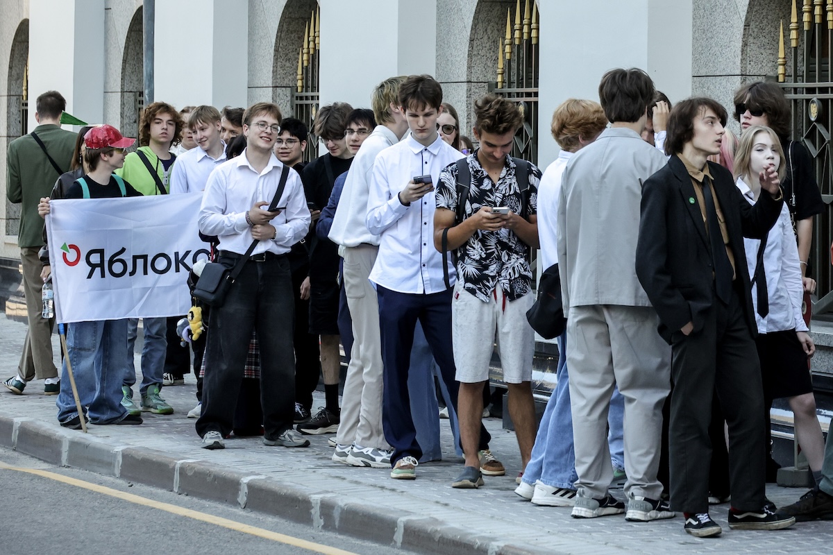 Sostenitori di Yabloko fuori dalla Corte suprema russa, a Mosca, il 10 agosto