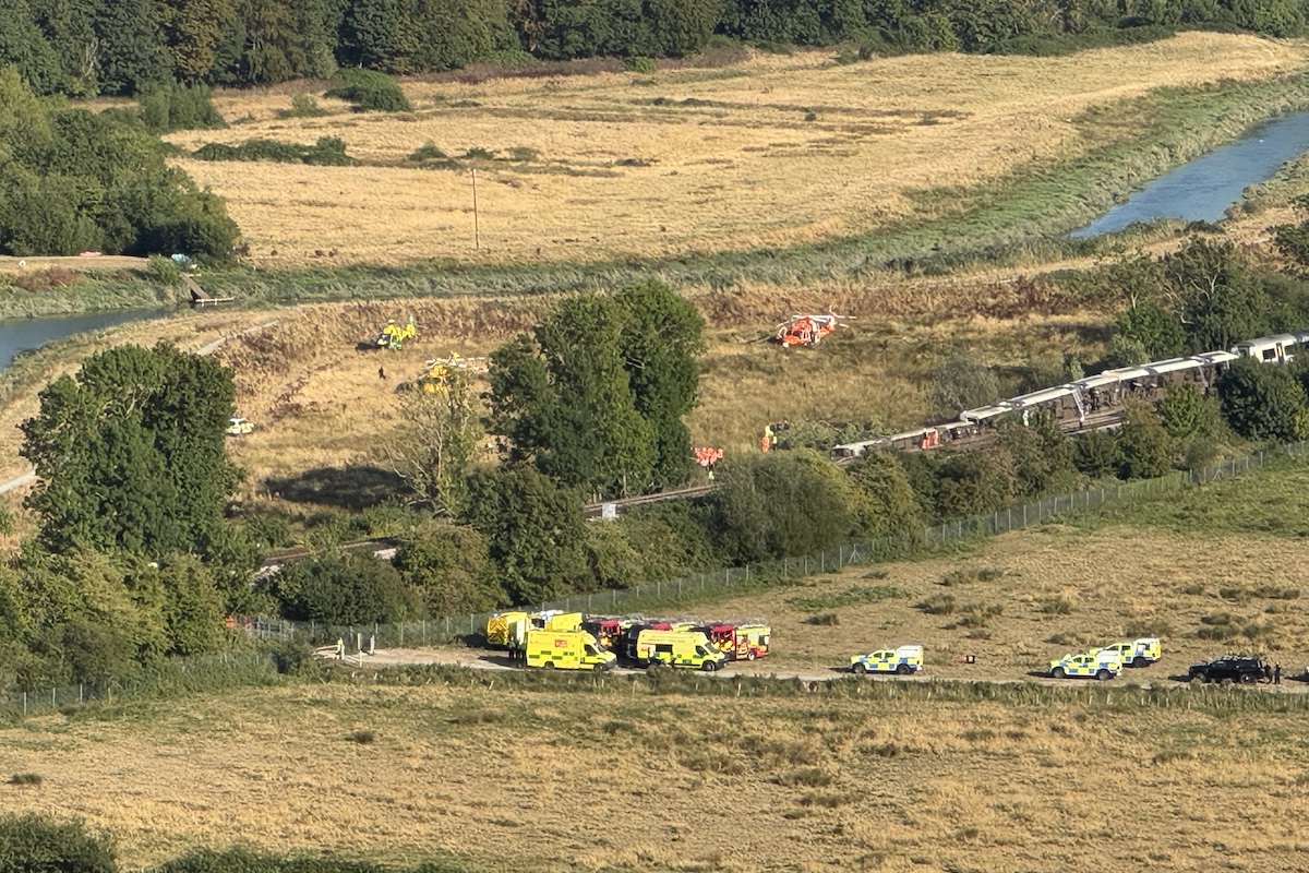 Un treno è deragliato vicino a Brighton, nel Regno Unito: ci sono 11 feriti
