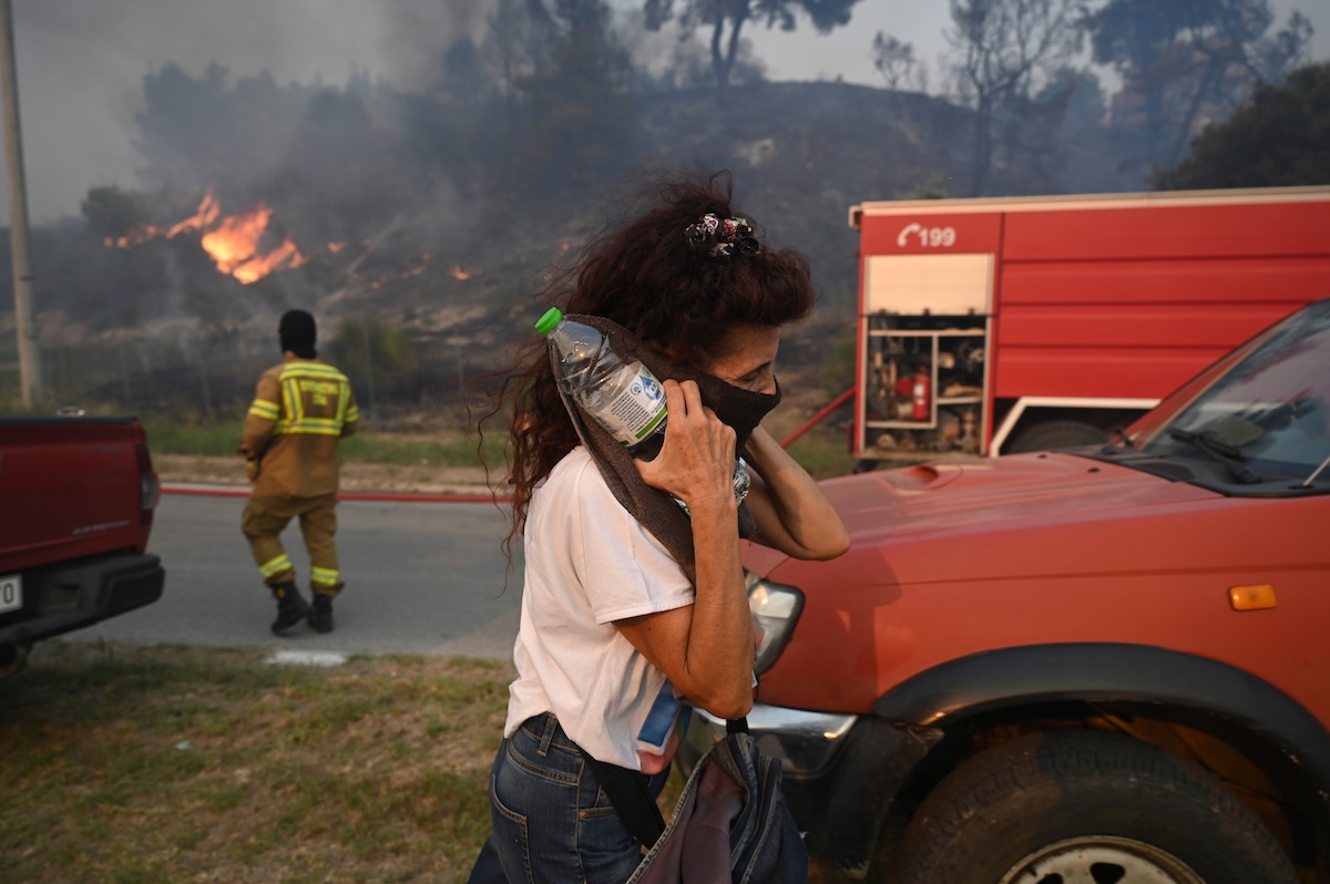 Centinaia di persone sono state evacuate per un grosso incendio poco lontano da Salonicco, in Grecia