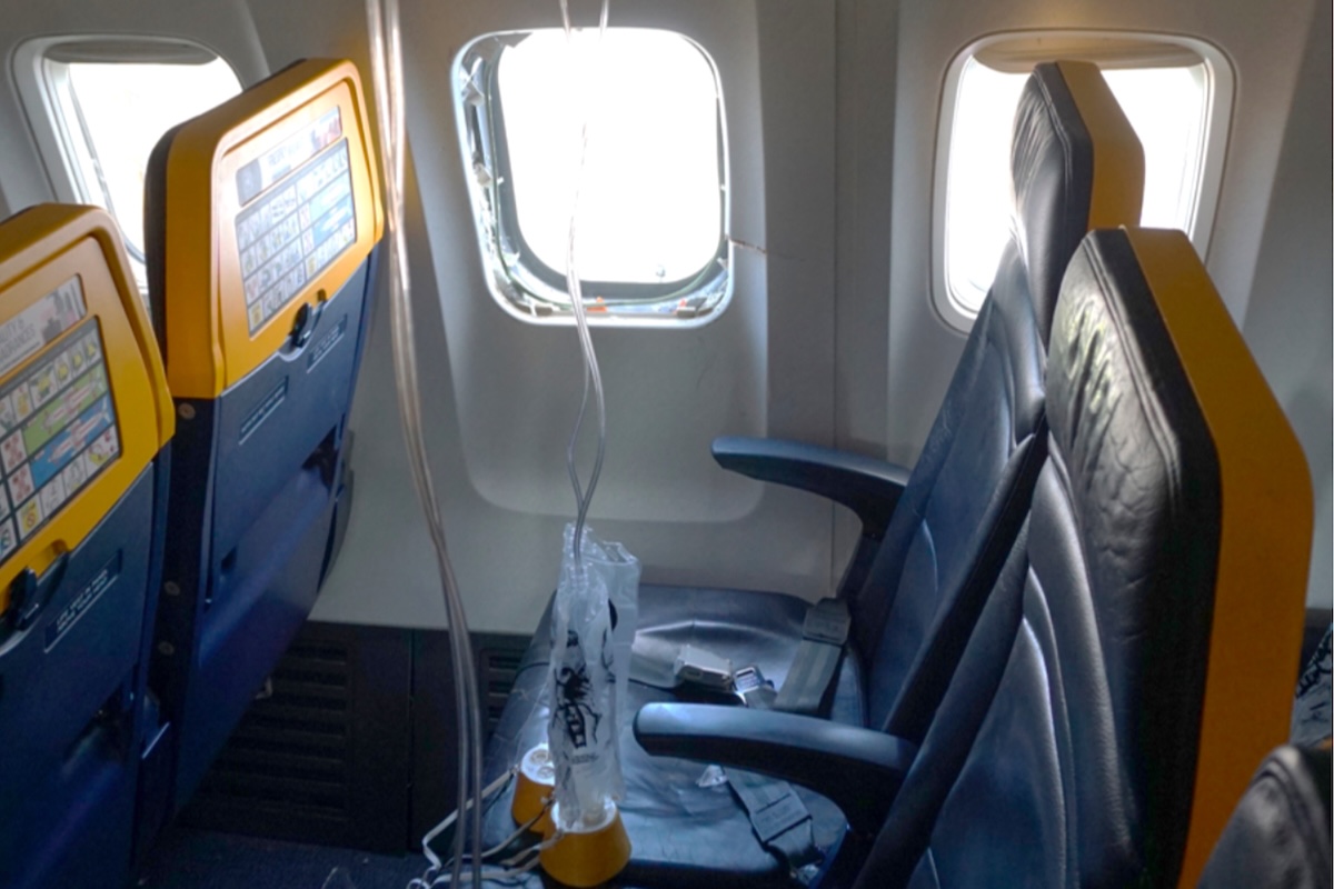 Era stato un pezzo di motore a rompere il finestrino dell’aereo da cui a luglio era stata in parte risucchiata una persona, ...
