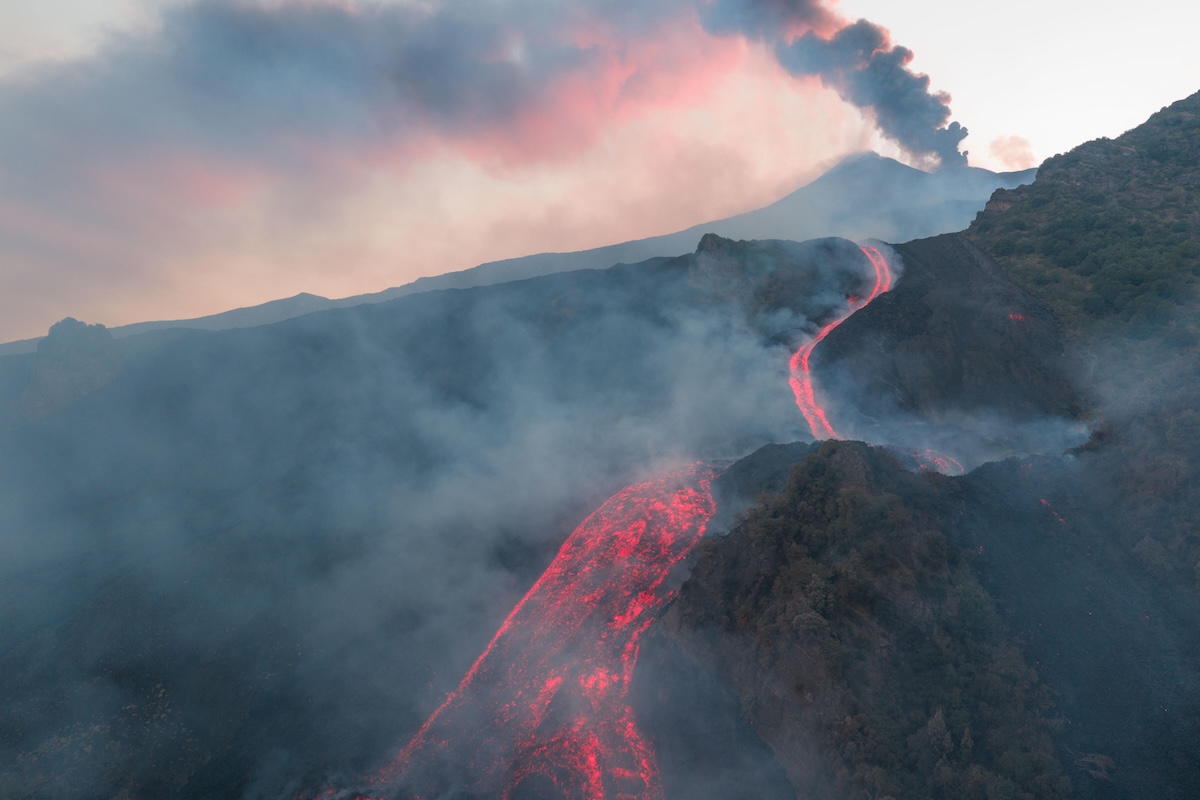 All’aeroporto di Catania i voli in partenza e in arrivo sono sospesi fino alle 2:00 di sabato a causa dell’eruzione dell’Etna