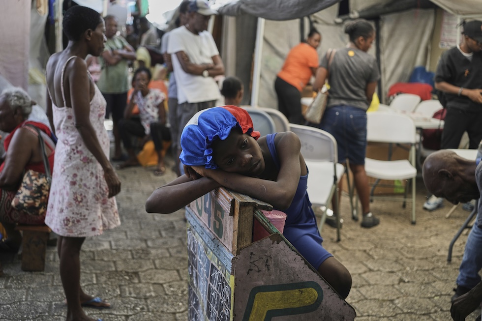 Una bambina in un rifugio per famiglie sfollate a causa della violenza delle bande criminali (AP Photo/Odelyn Joseph)