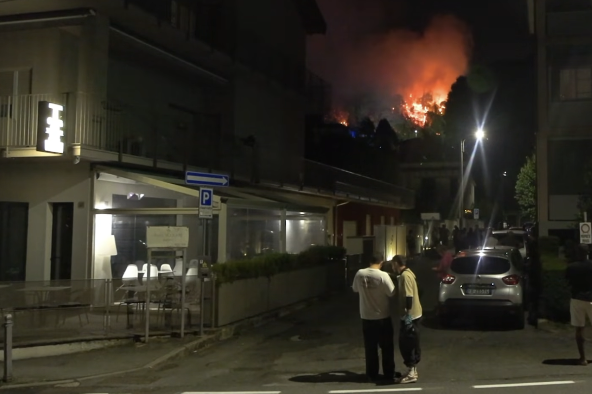 C’è un incendio boschivo vicino a Como: i vigili del fuoco lo hanno messo sotto controllo, ma restano alcuni focolai
