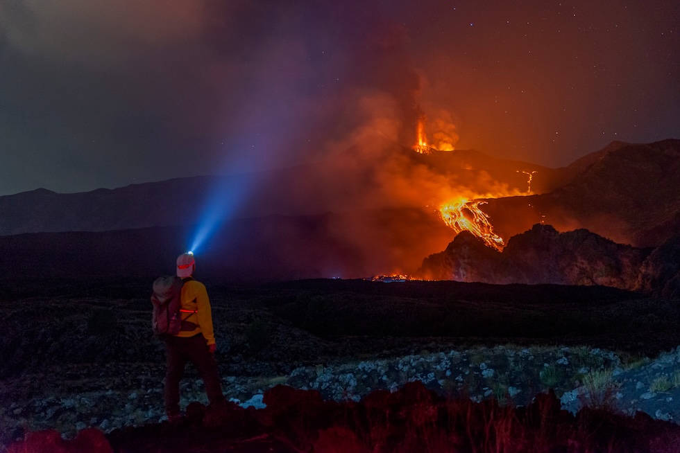 Un uomo guarda l'eruzione dell'Etna nel territorio di Linguaglossa (Catania), ieri sera (AP Photo/Salvatore Allegra)