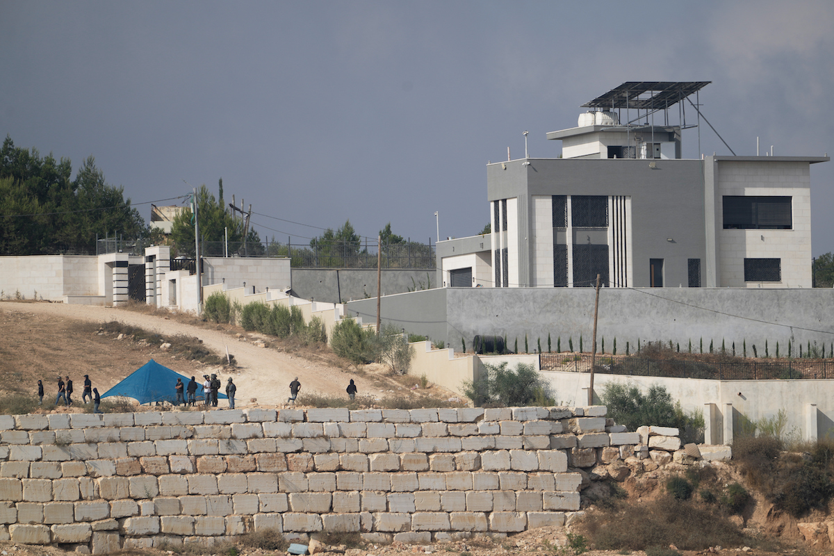 Soldati israeliani e coloni palestinesi a Qusra, 14 agosto 2026 (AP Photo/Majdi Mohammed)