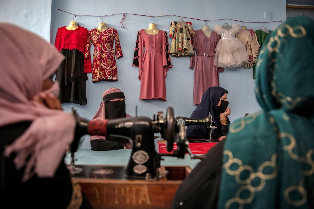 Un corso di cucito tenuto da una ragazza che non ha potuto continuare gli studi, a Kabul il 16 luglio