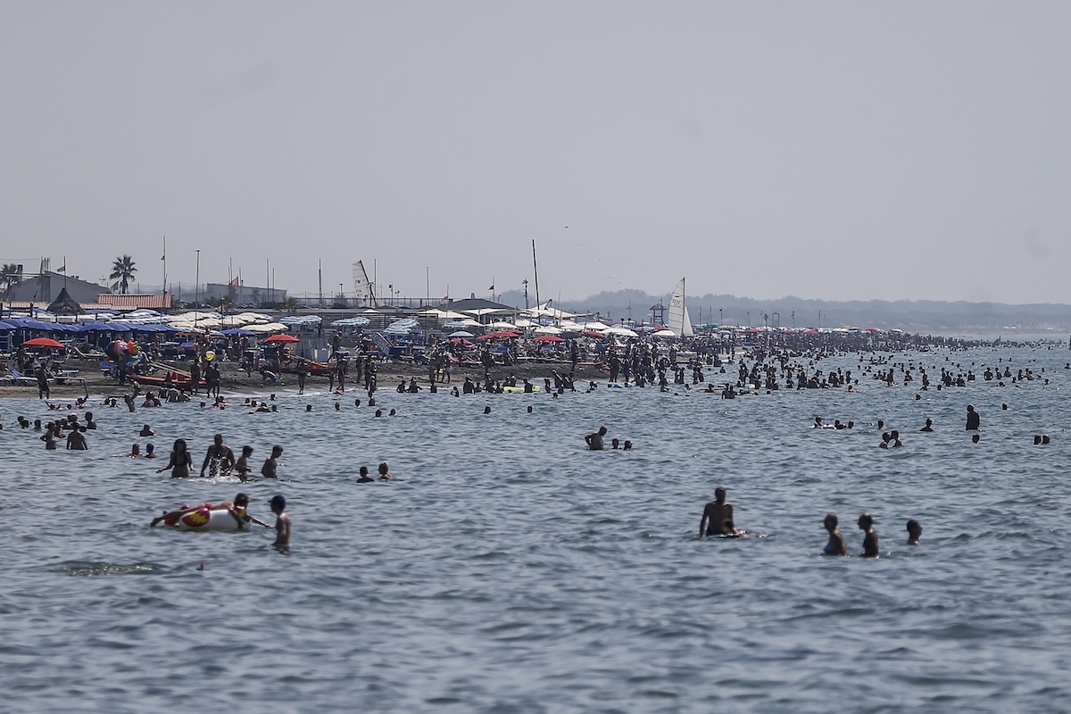 Bagnanti nel mare di Ostia