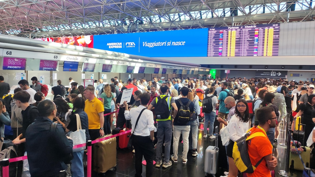 Passeggeri in partenza in fila per il check-in