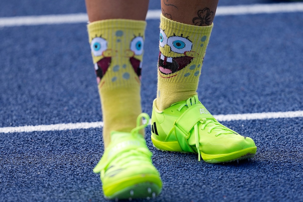 Le calze di SpongeBob dell’atleta greca Anastasia Ntragkomirova durante la gara di salto in alto dell’eptathlon agli Europei di atletica (AP Photo/Matthias Schrader)