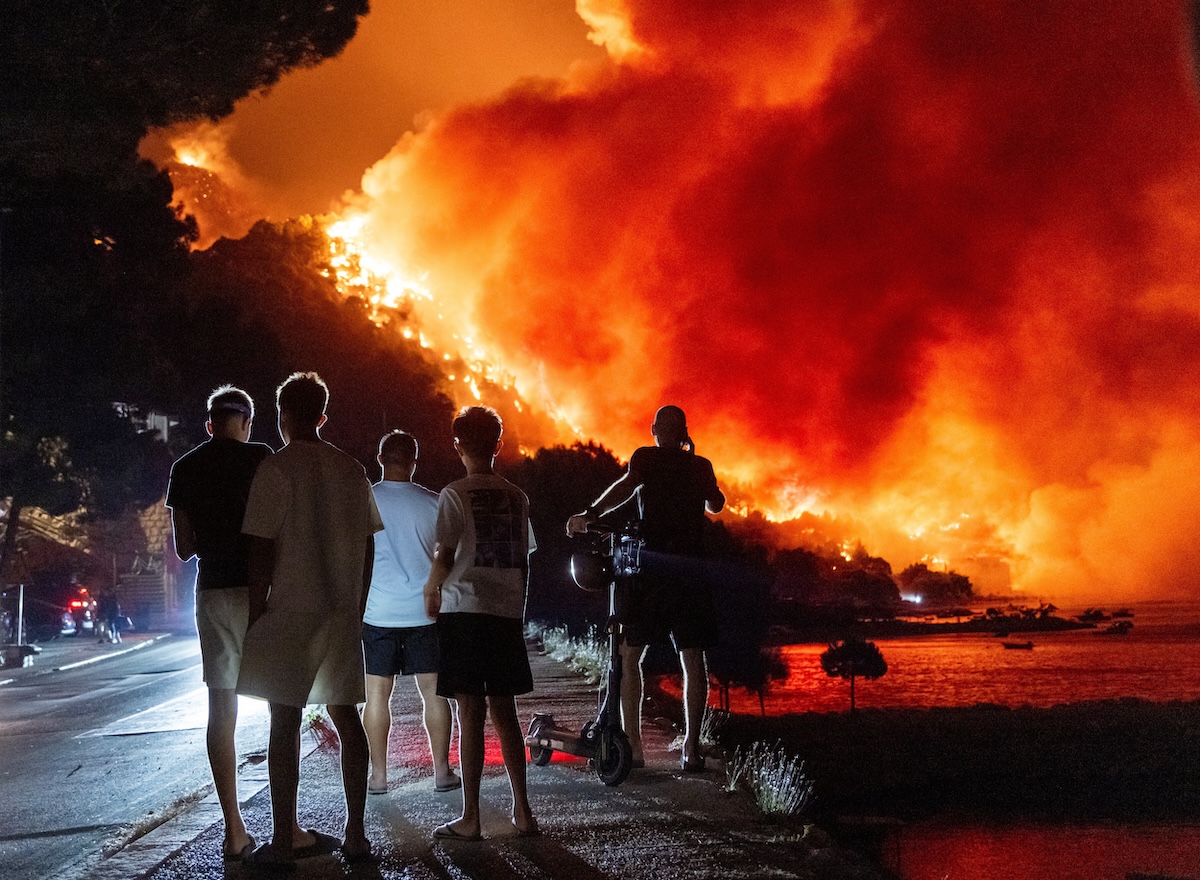 In Croazia una persona è morta e più di mille sono state evacuate per un grosso incendio a sud di Spalato
