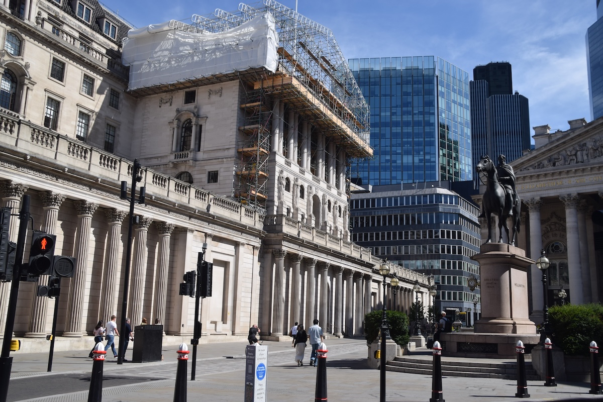La sede della Banca d'Inghilterra, coi lavori di ristrutturazione, a Londra l'8 agosto