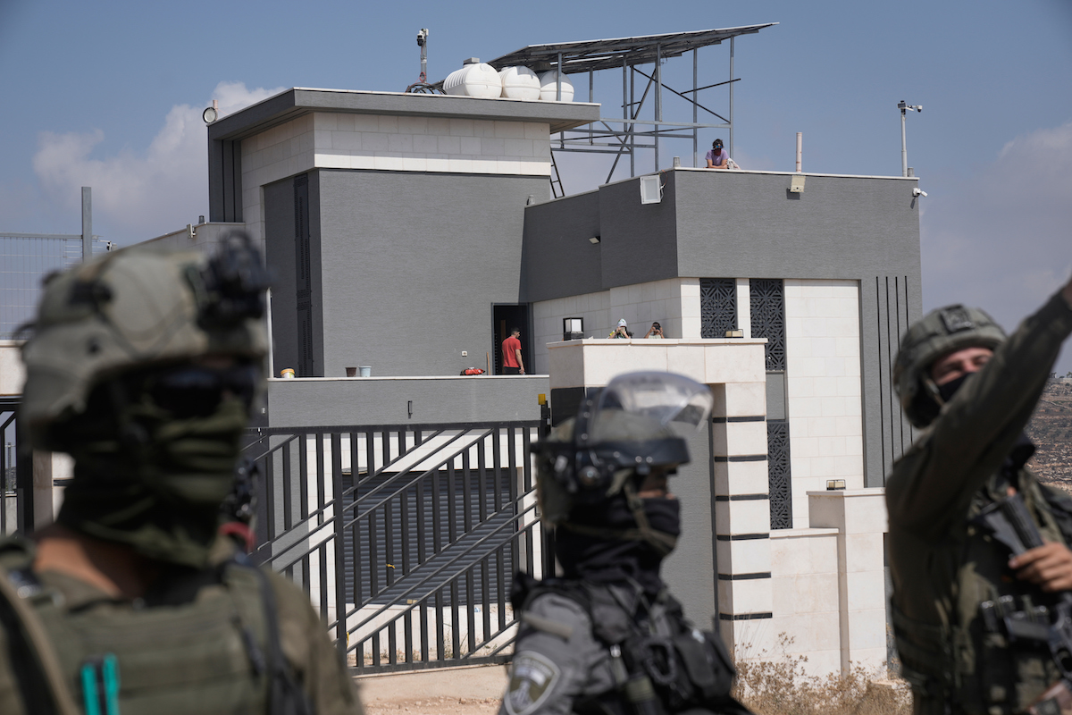 Cinque attivisti italiani sono stati evacuati dalle case assediate dai coloni israeliani a Qusra, in Cisgiordania