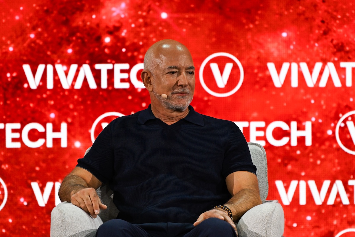 Un gruppo di investitori di cui fa parte Jeff Bezos ha acquistato un terzo della squadra di calcio inglese del Liverpool