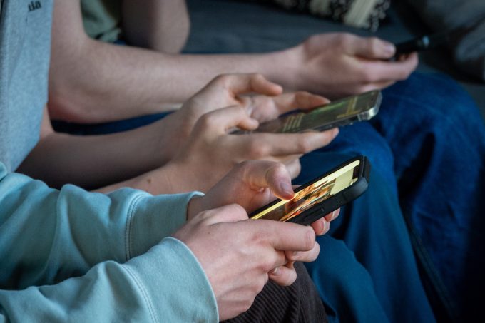 In Francia la legge per vietare i social ai minori di 15 anni è stata dichiarata incostituzionale