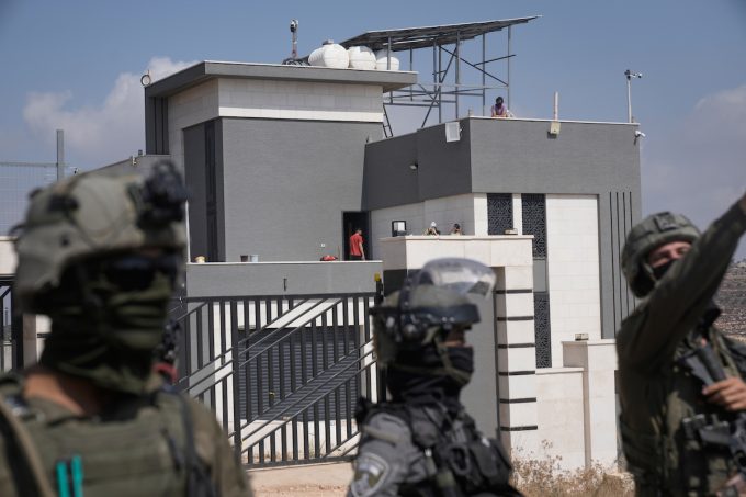 Cinque attivisti italiani sono stati evacuati dalle case assediate dai coloni israeliani a Qusra, in Cisgiordania
