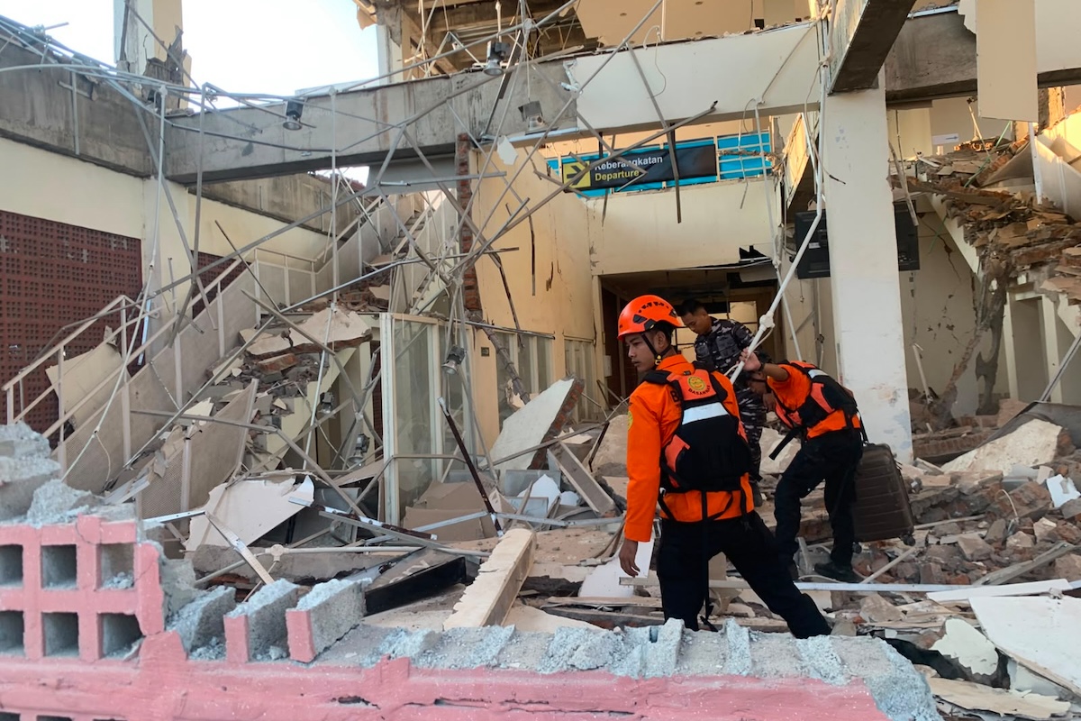 Almeno cinque persone sono morte per un terremoto di magnitudo 7.7 in Indonesia