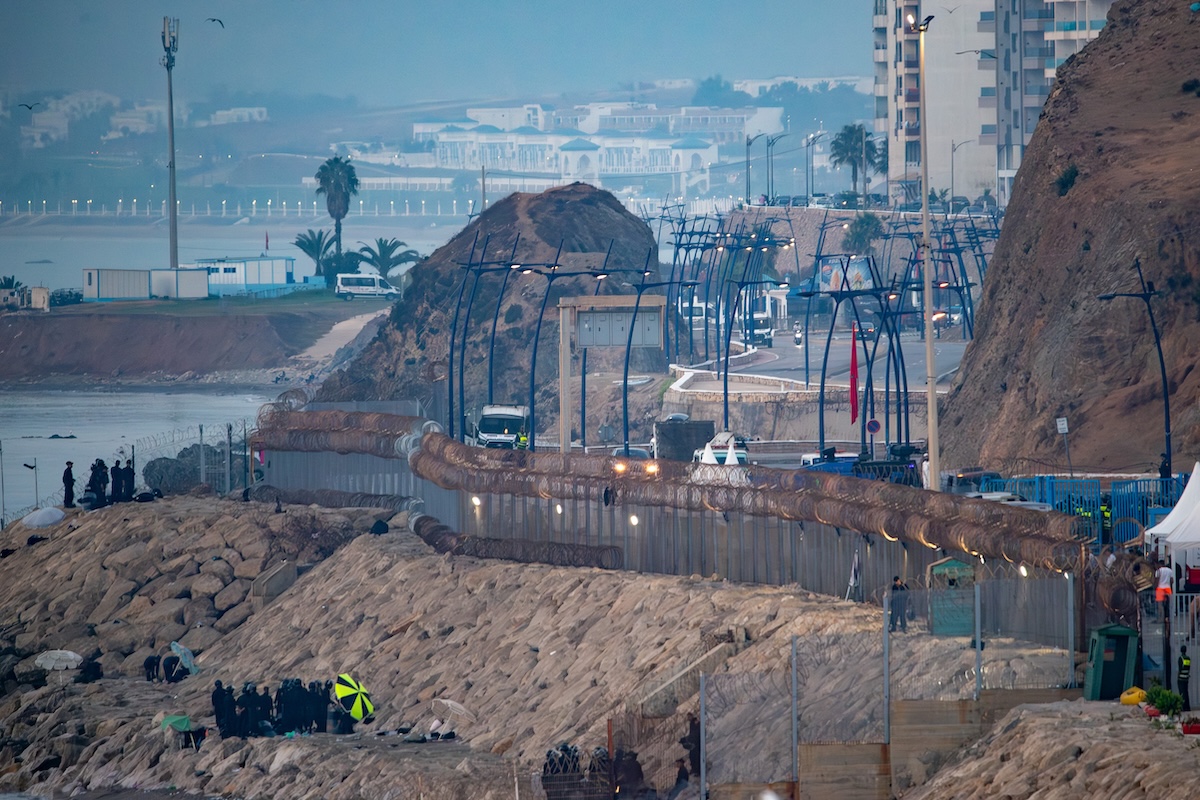 Forze di sicurezza marocchine presidiano il loro lato del confine di Ceuta, il 15 agosto
