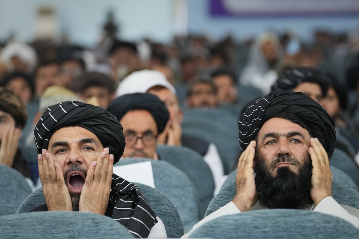 Alcuni uomini durante un evento per celebrare il quinto anniversario da quando i talebani hanno ripreso il controllo dell'Afghanistan (AP Photo/Siddiqullah Alizai)