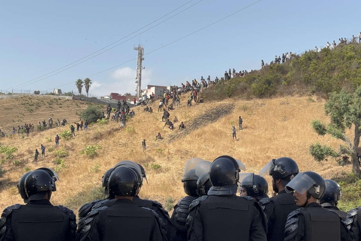 La polizia marocchina ha bloccato centinaia di persone che volevano raggiungere Ceuta