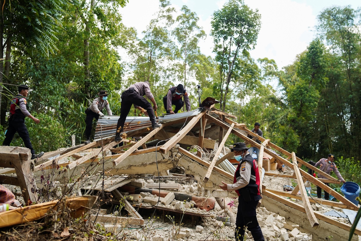 In Indonesia si continua a cercare tra le macerie