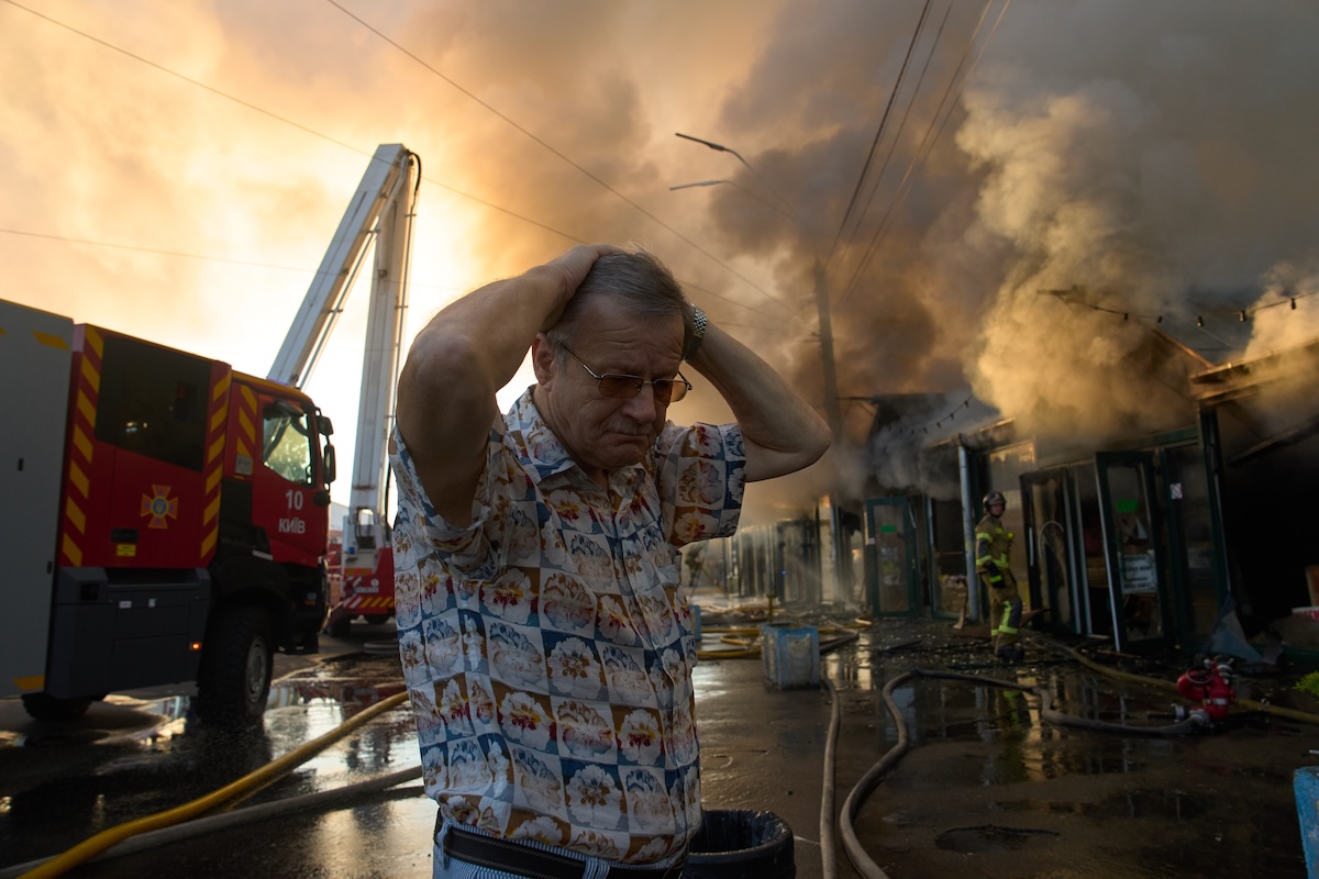 Alexander Bahlai, un libraio, si mette le mani tra i capelli per l'attacco missilistico russo sulla città che domenica mattina ha provocato un incendio in un mercatino di libri (AP Photo/Francisco Seco)