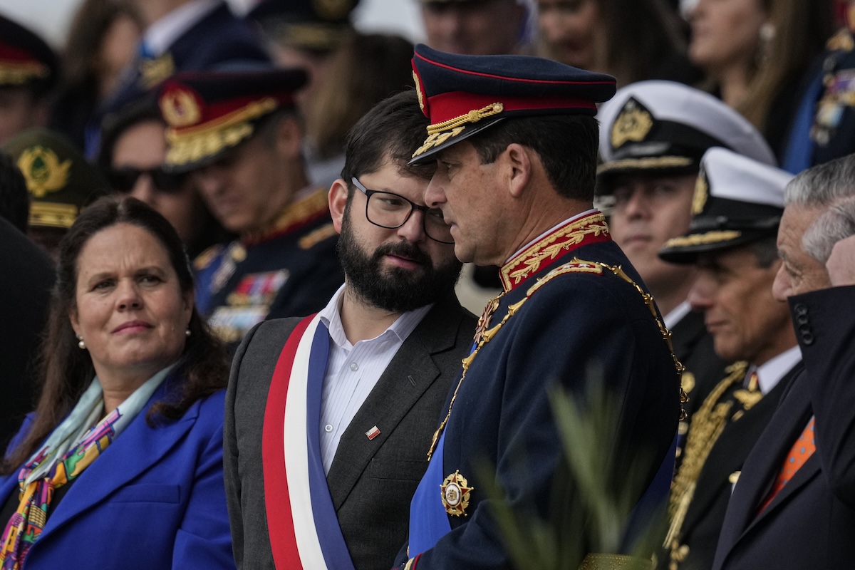 Maya Fernández Allende con Boric e il generale Javier Iturraga del Campo, ai tempi in cui era ministra, nel settembre del 2022