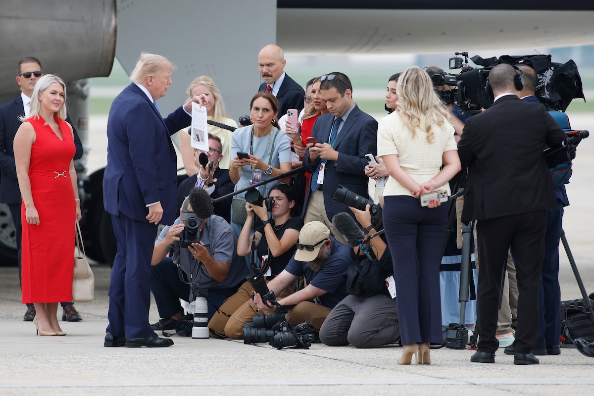 Karoline Leavitt assiste mentre Trump parla con i giornalisti, il 14 agosto