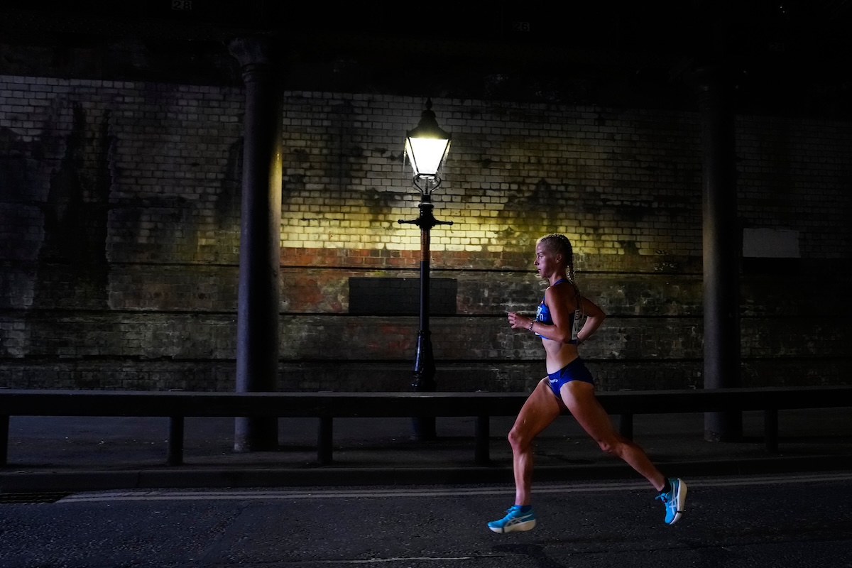 La finlandese Alisa Vainio sotto a una galleria durante la maratona di corsa femminile che ha vinto agli Europei di atletica (AP Photo/Petr David Josek/Pool via AP)