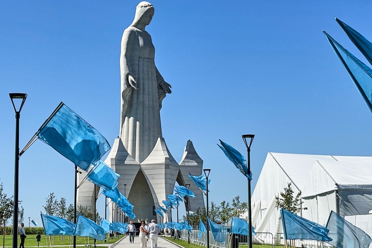 Leggi l'articolo: Una statua della Madonna, in Polonia