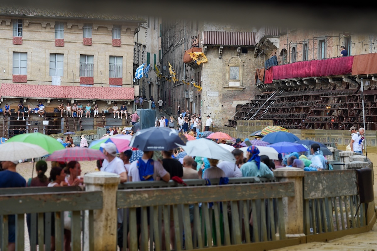 Il Palio di Siena è stato rimandato a lunedì per la pioggia