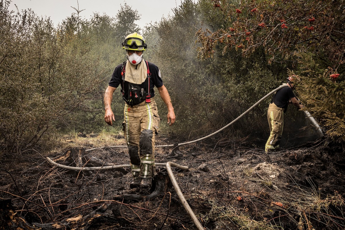 Un pompiere al lavoro per spegnere uno dei gravi incendi di ieri, 16 agosto (Photo AP/Valentin Bianchi)