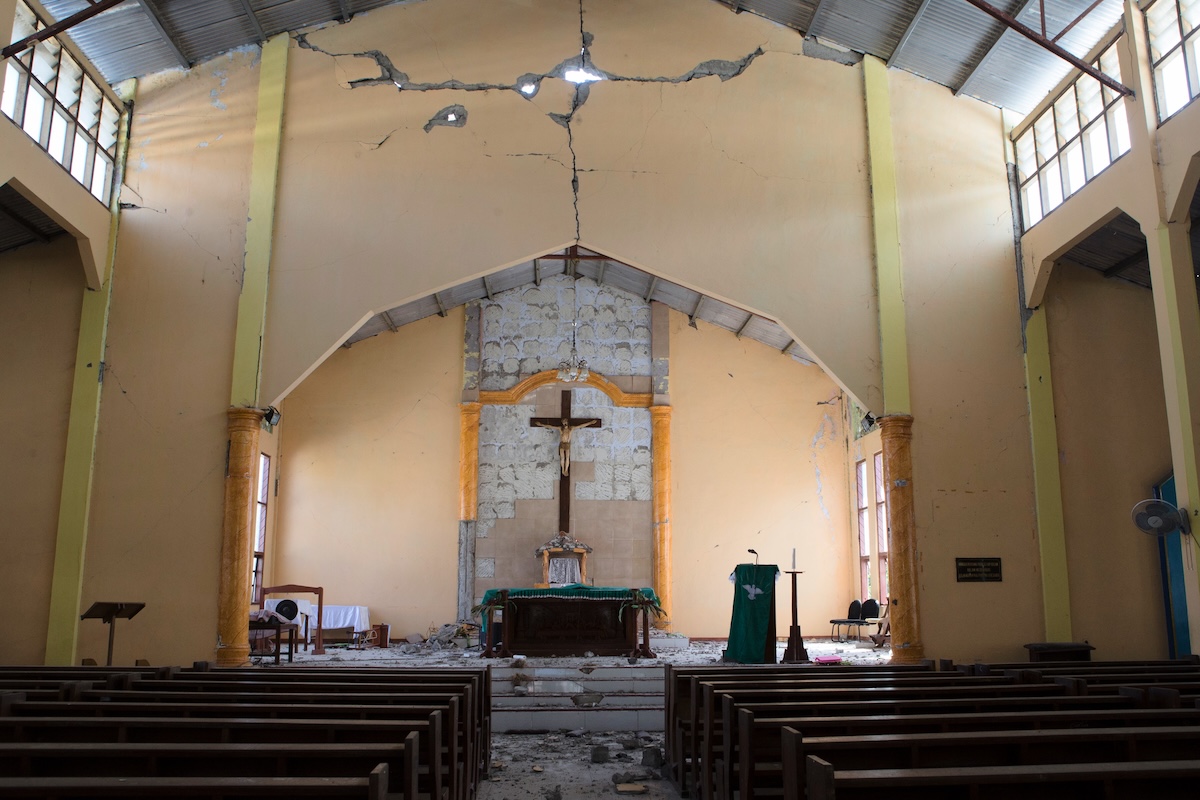 I danni all'interno di una chiesa nella provincia di Nusa Tenggara Orientale dopo il terremoto di sabato (Firdia Lisnawati/AP)