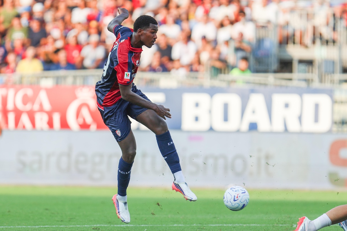 Il calciatore del Cagliari Yael Trepy è ricoverato in terapia intensiva dopo un incidente in piscina