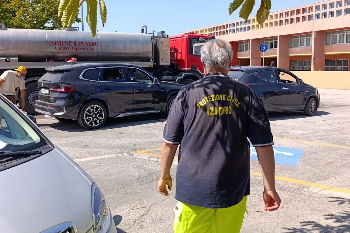 Il sindaco di Pesaro ha detto che l’acqua sta tornando nelle case, dopo tre giorni in cui era mancata per i guasti all’acquedotto