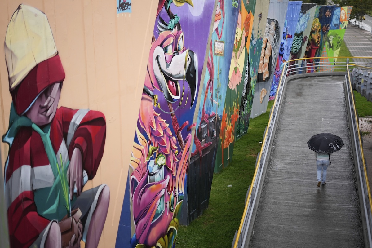 Alcuni murales nel centro di Bogota (AP/Fernando Vergara)