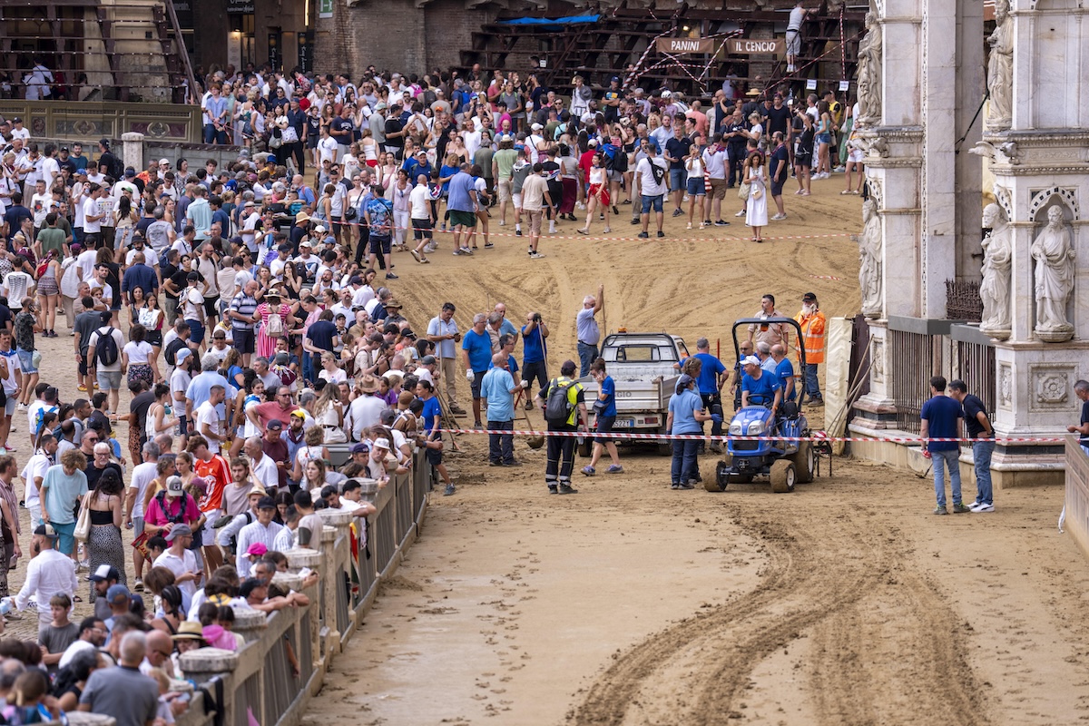 Il Palio di Siena è stato di nuovo rinviato a causa della pioggia: ora è previsto per martedì 18 agosto